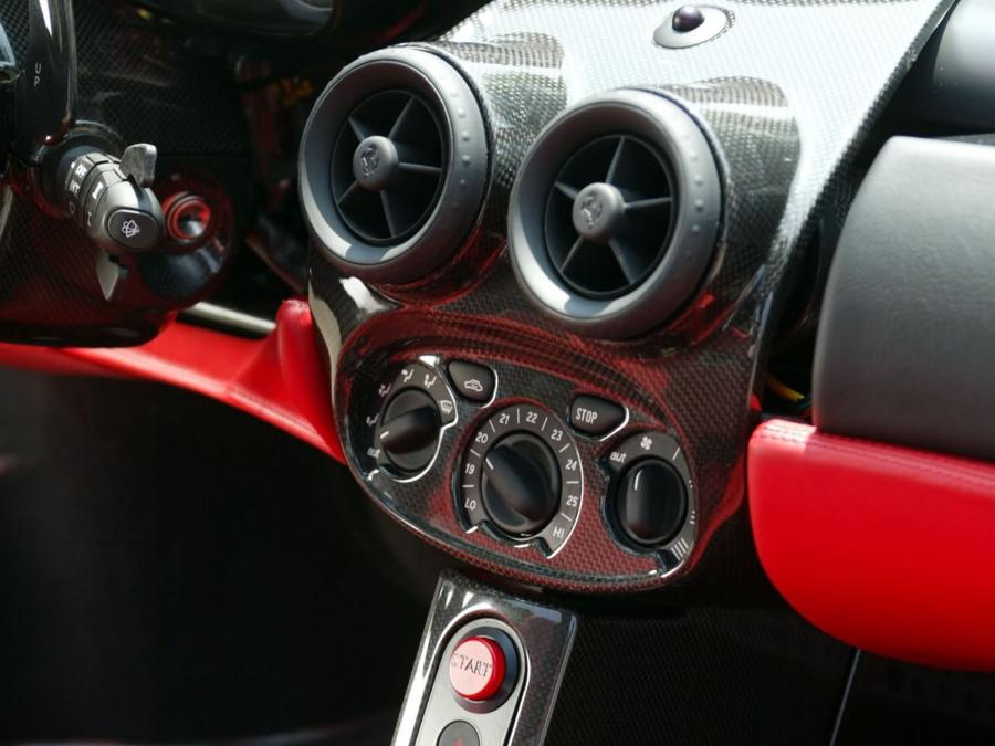 Детали интерьера Ferrari Enzo 2002 года  (фото 75 из 127)